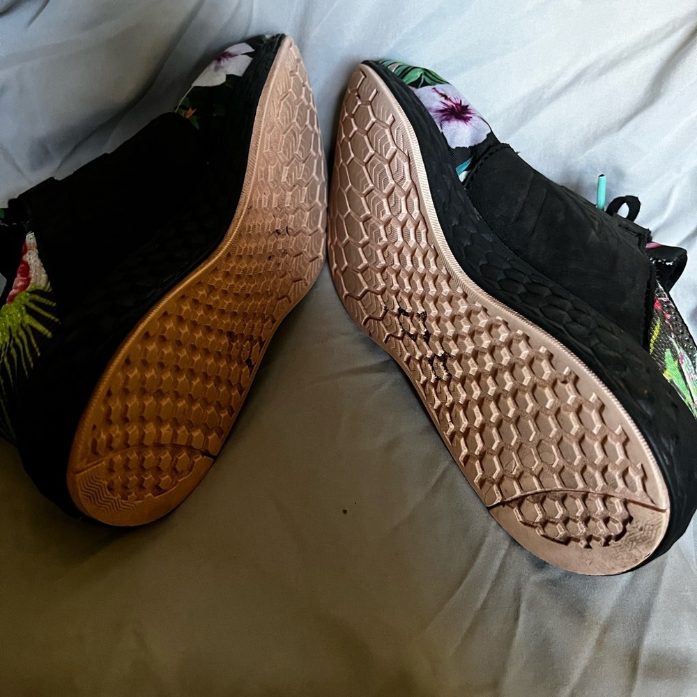B PARADISE~Tropical Floral Black Sneakers~8 - Picture 4 of 8